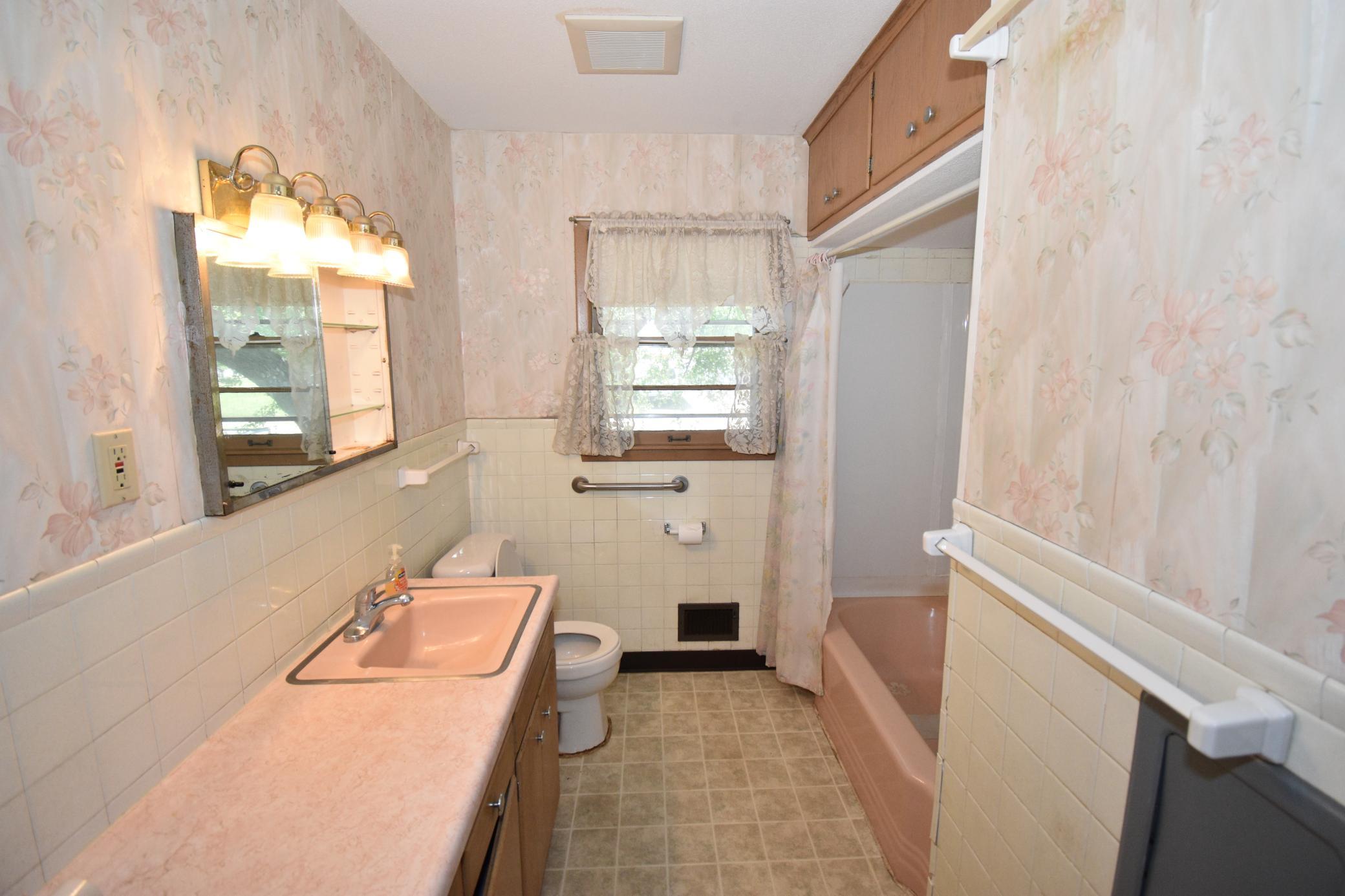 Main Floor Full Bath