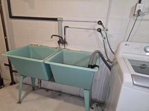 Oversized laundry tub for projects you do not want happening in the bathtub or kitchen sinks.
