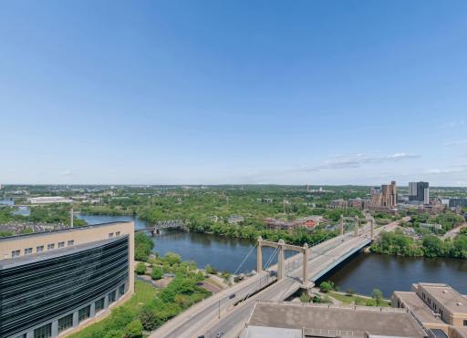 B908 Federal Reserve Building Henn Bridge.jpg