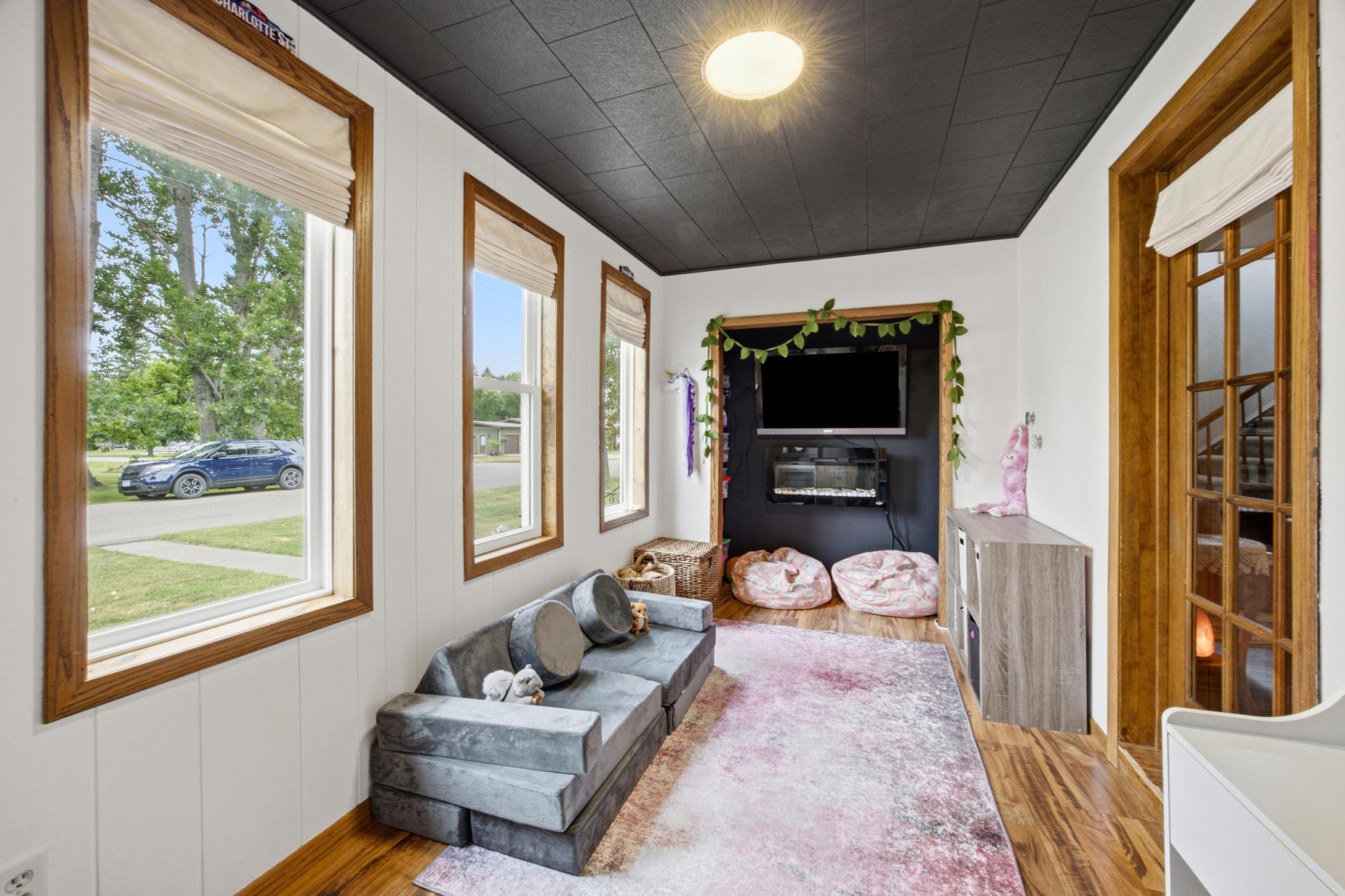 4 season porch/flex room