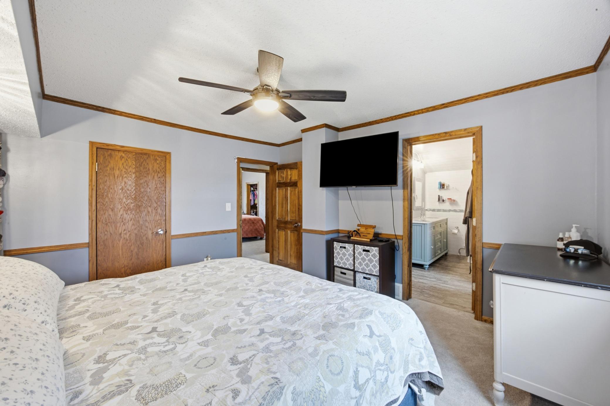 Primary bedroom w/hollywood bath