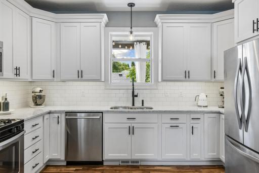 Under-cabinet lighting highlights the kitchenâs countertops and backsplash while adding warmth and function.