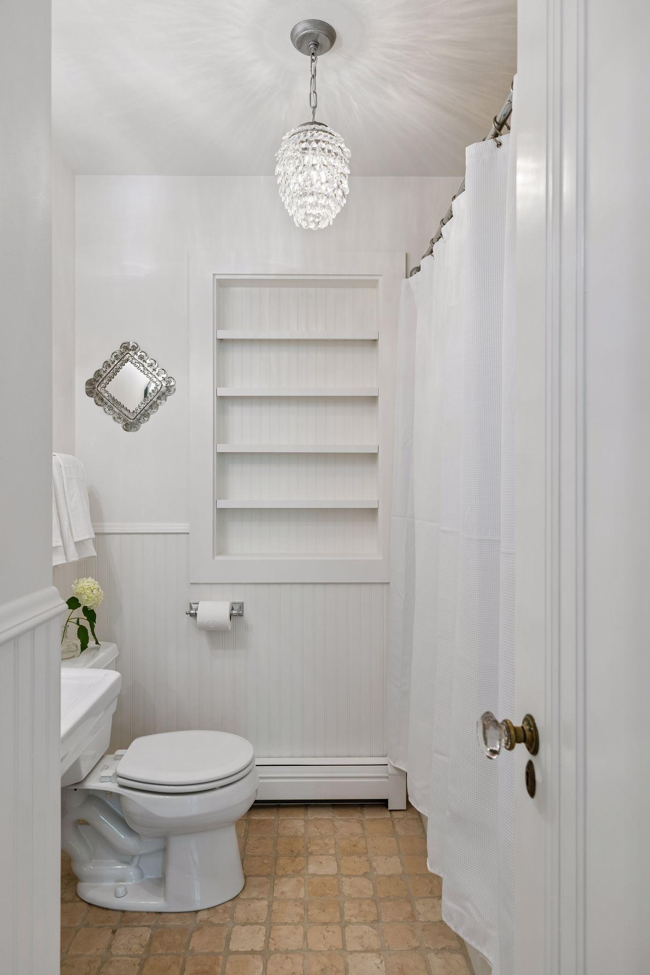 Remodeled full bath upper level.