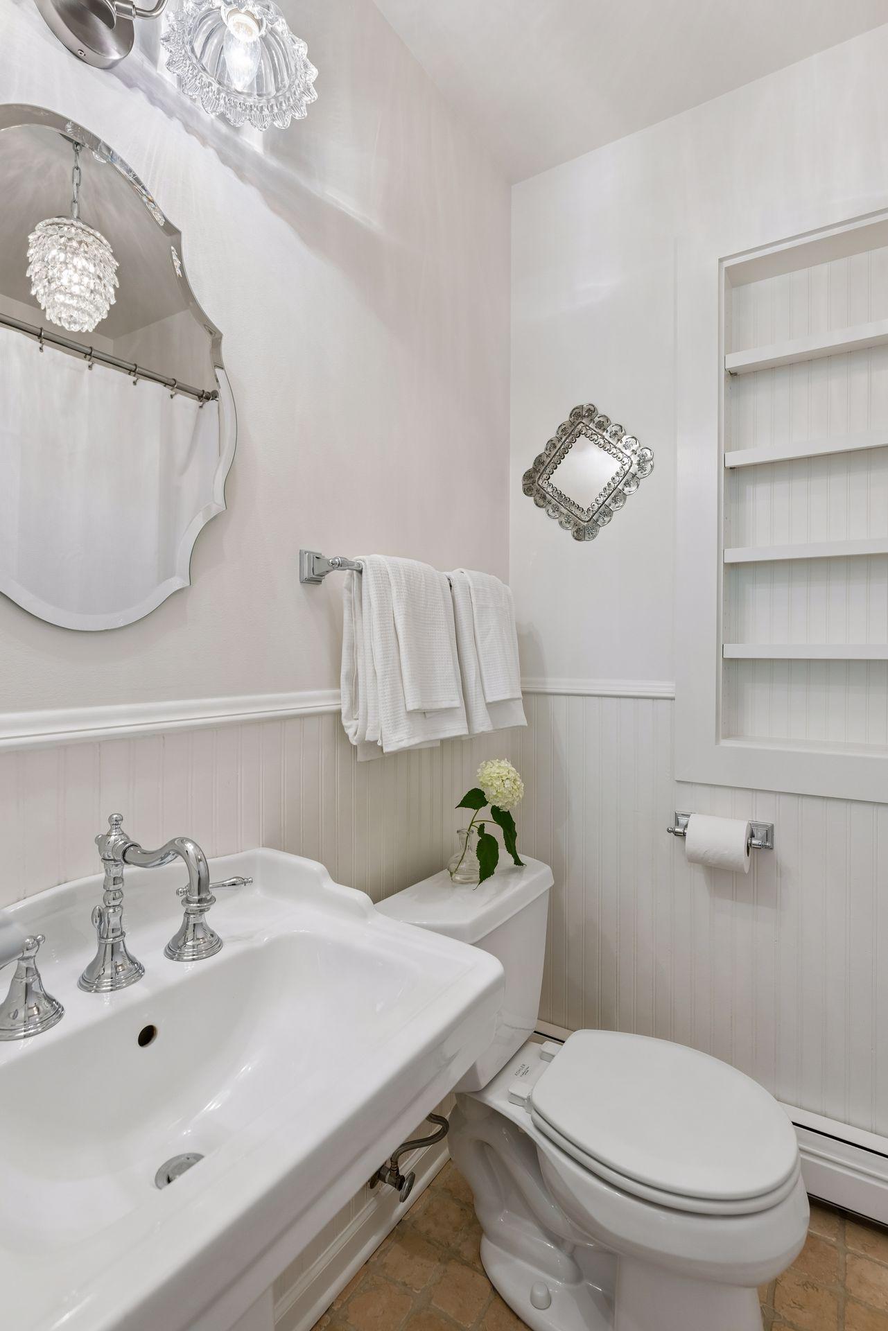 Upper level full bath.