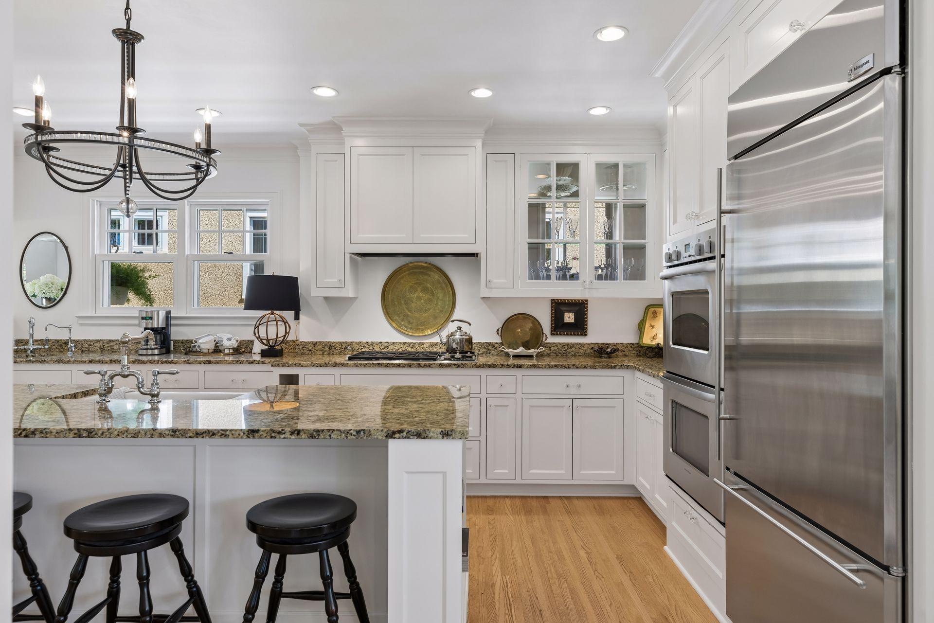 Wolf double oven offers ease of entertaining large groups.
