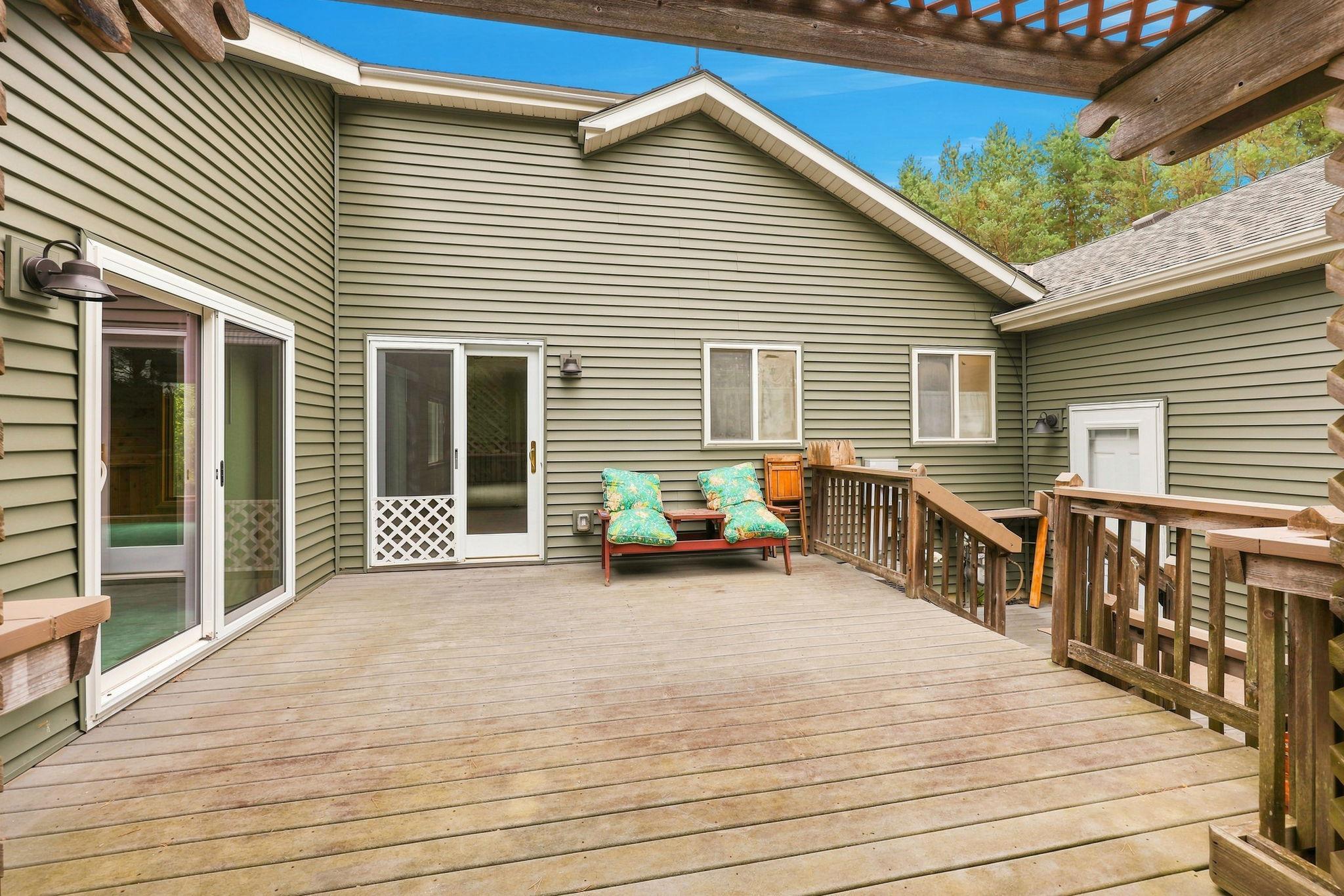 Deck off family room, dining room, & back of garage