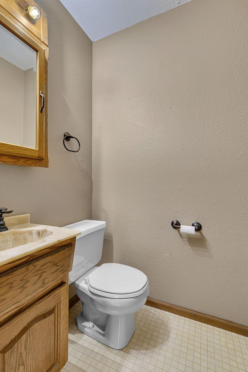 Upper Level 1/2 Bath