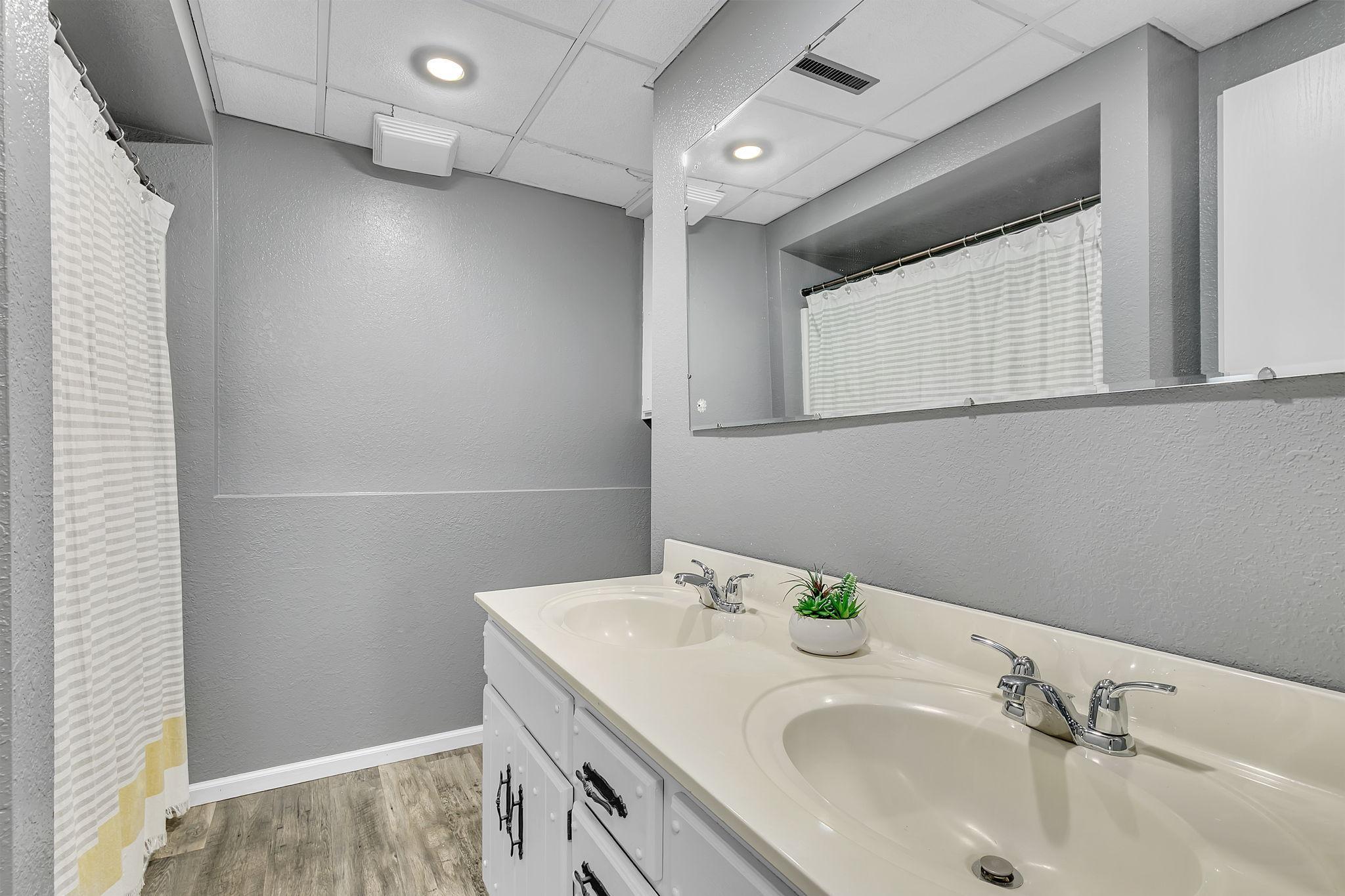 LL Full Bathrom with Tub and Shower
