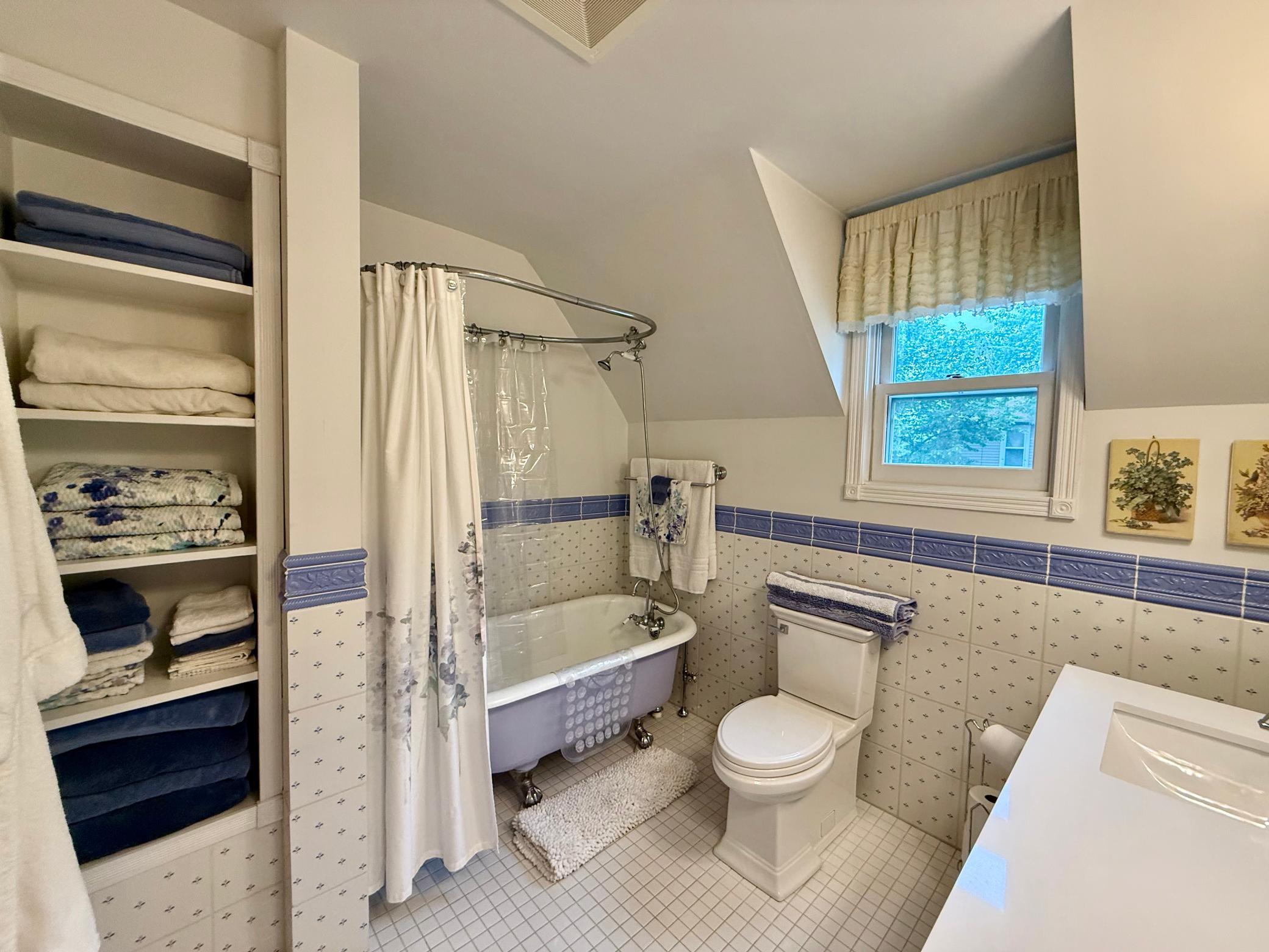2nd floor full bathroom