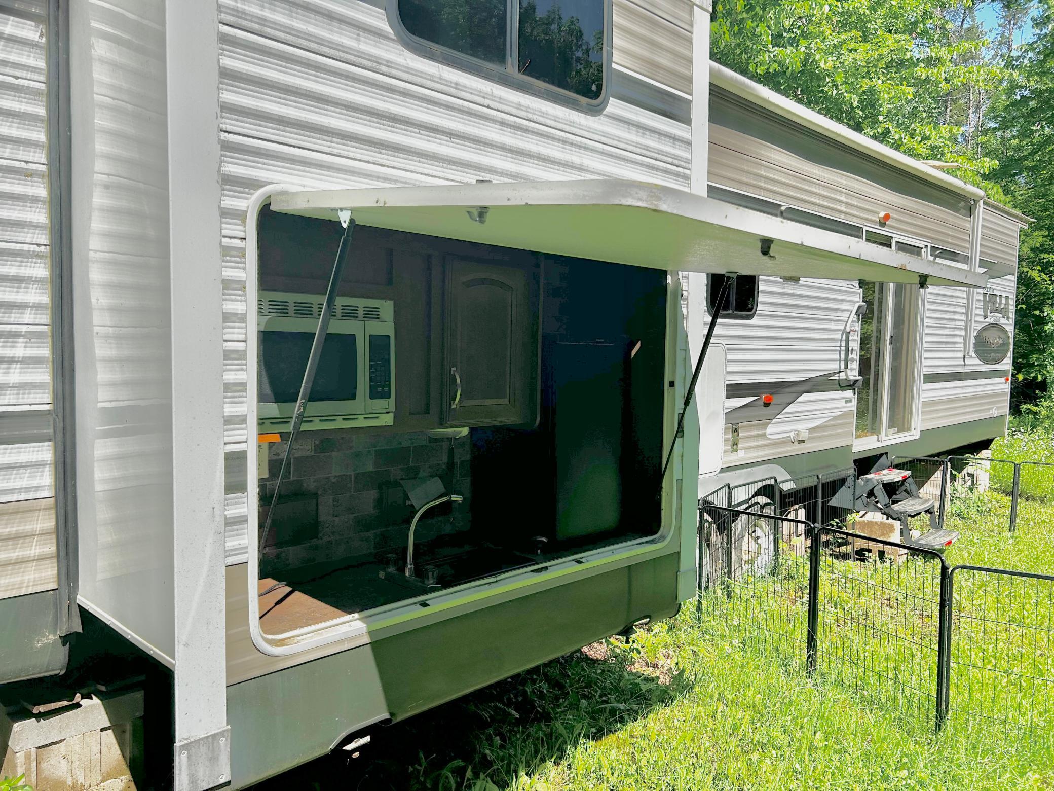 Camper One - Outdoor cooking space to grill and entertain your family and guests