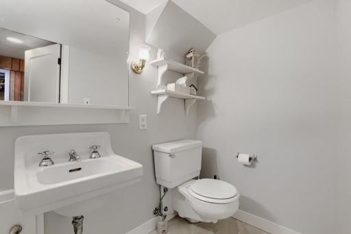 3808 Howard Ave - MLS Sized - 027 - 27 Bathroom.jpg
