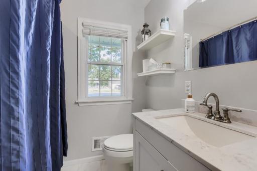3808 Howard Ave - MLS Sized - 026 - 26 Bathroom.jpg