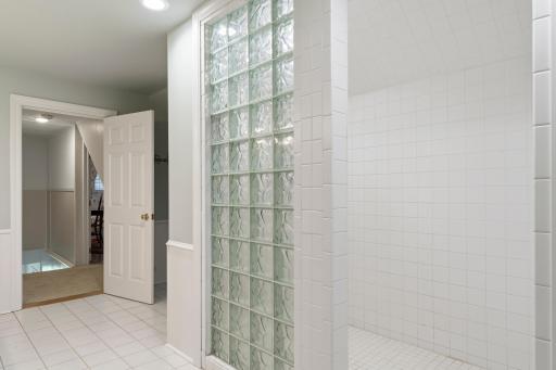 Full bathroom w/walk-in shower - 2nd level