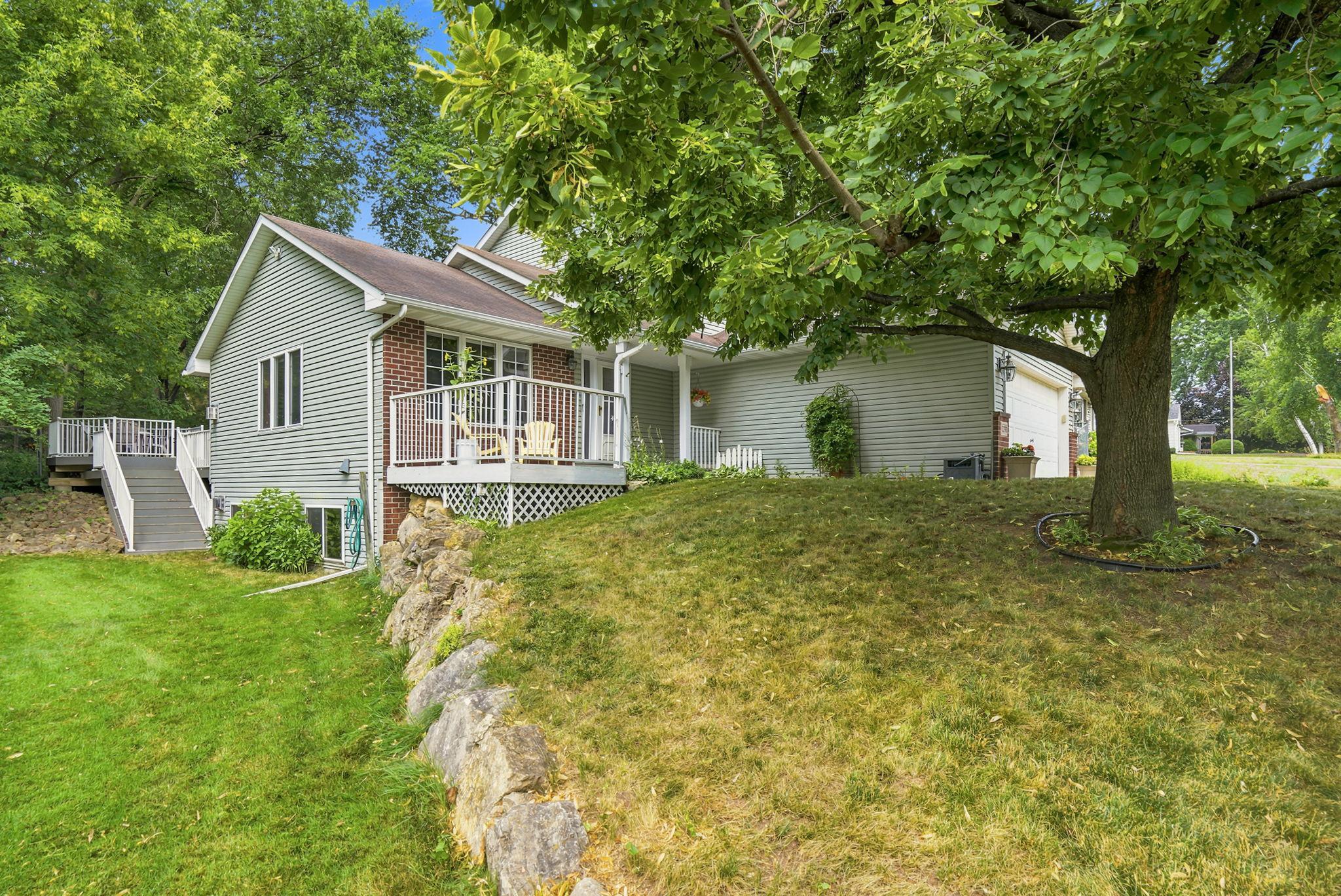 Stone retaining wall