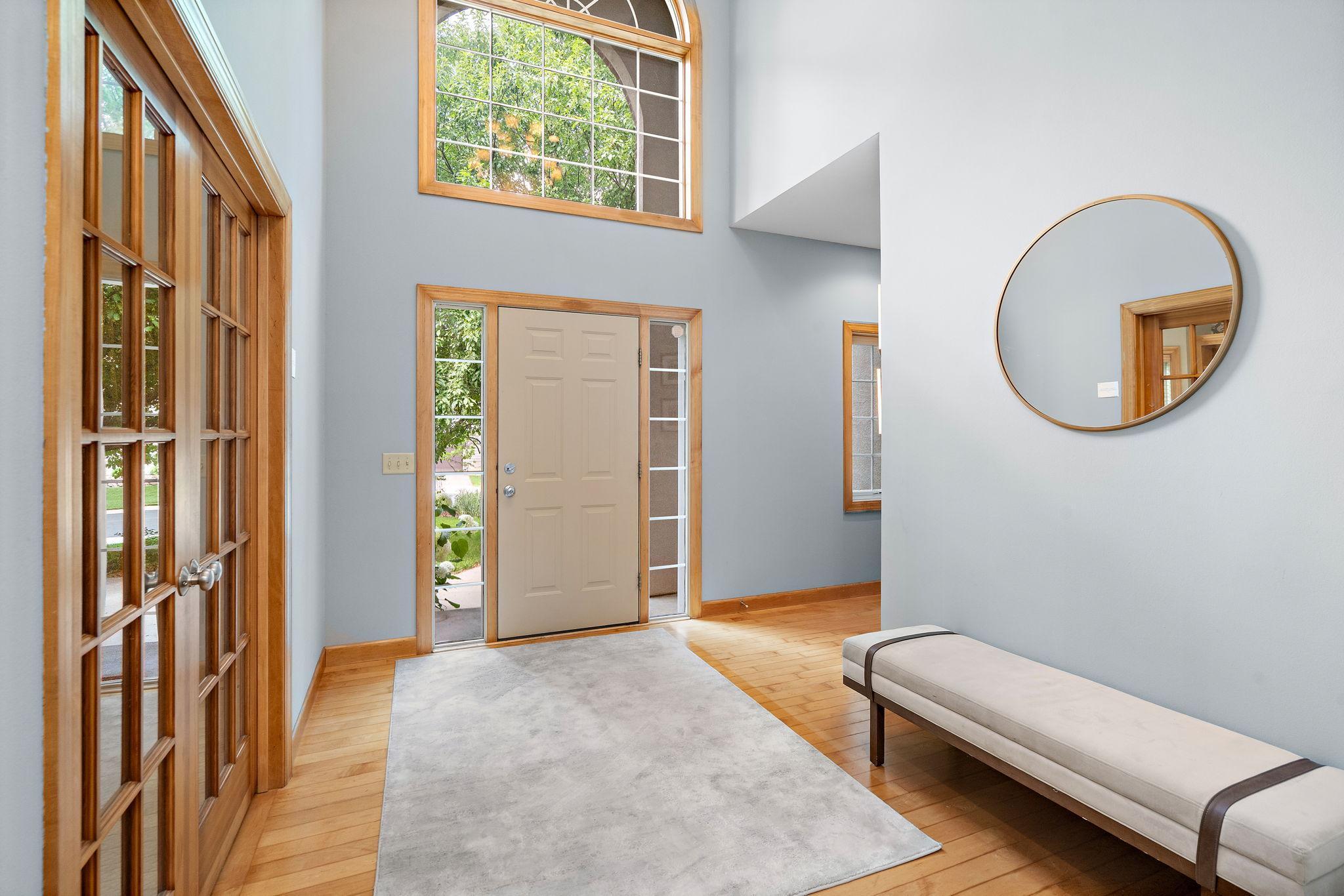 Spacious entryway - with open foyer