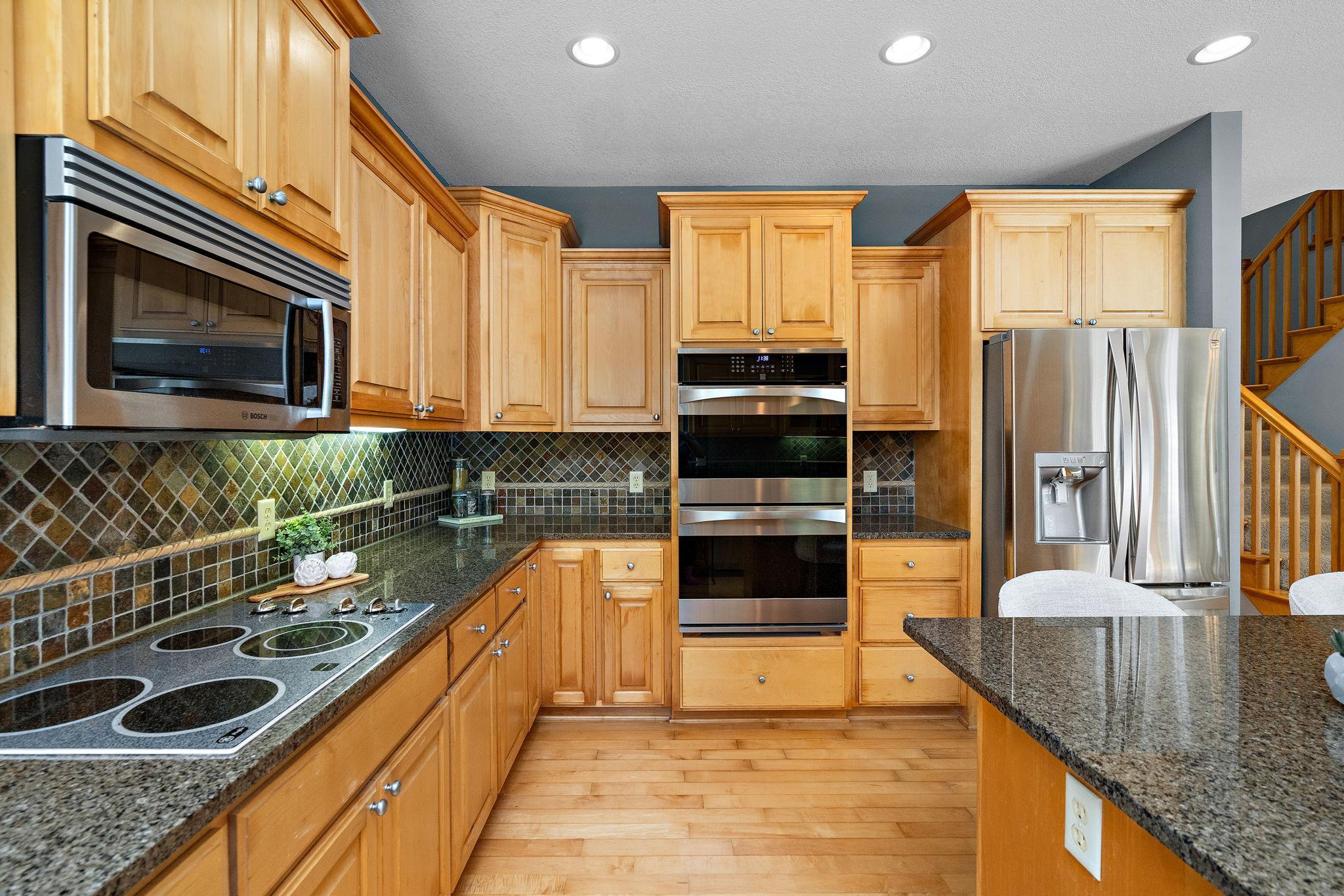 Dream kitchen - double oven & cook top - lots of storage - oversized walk in pantry