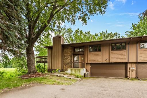 Nice turn around for easy access in and out of the garage.