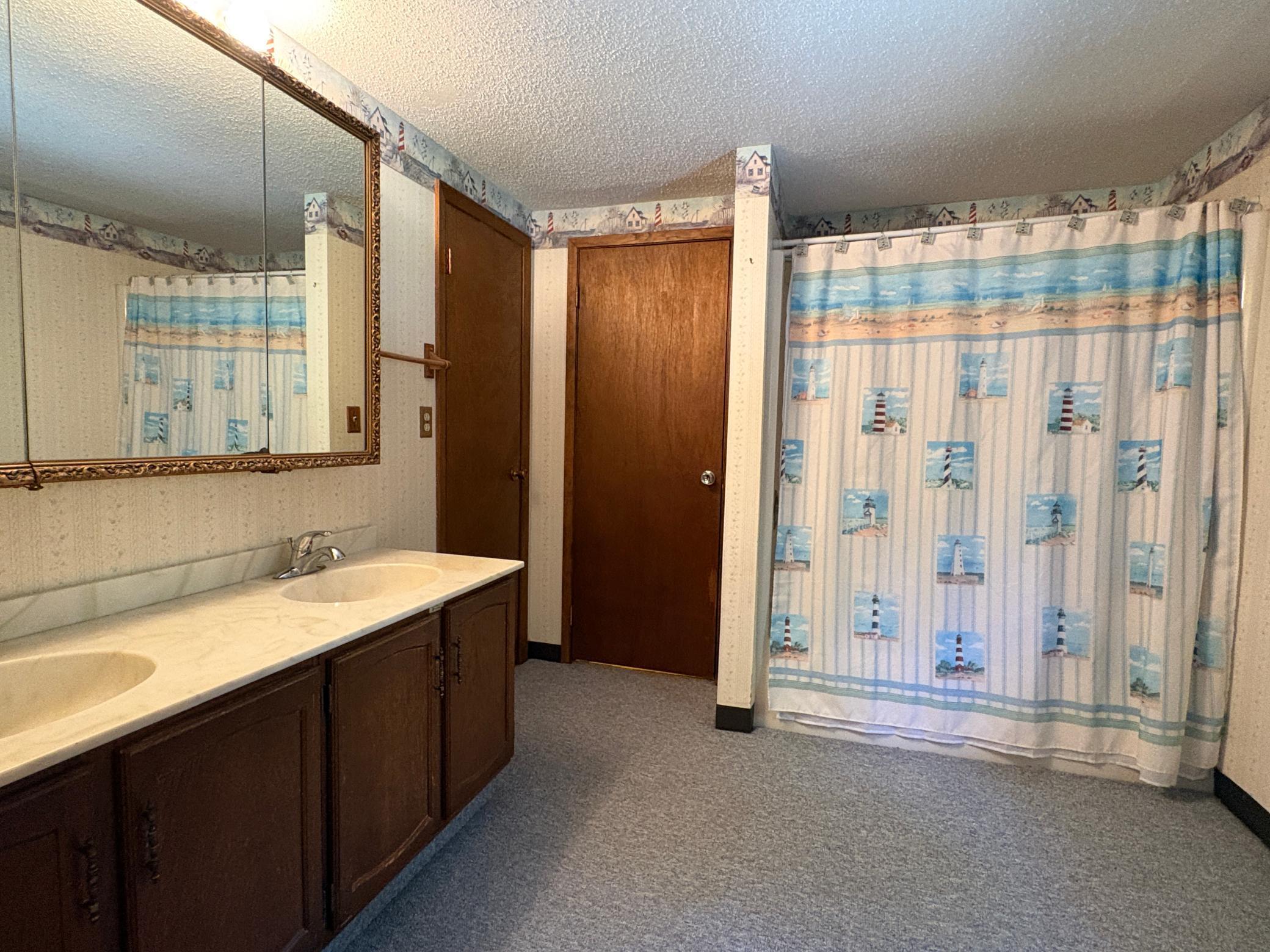Full Main Bath.JPG