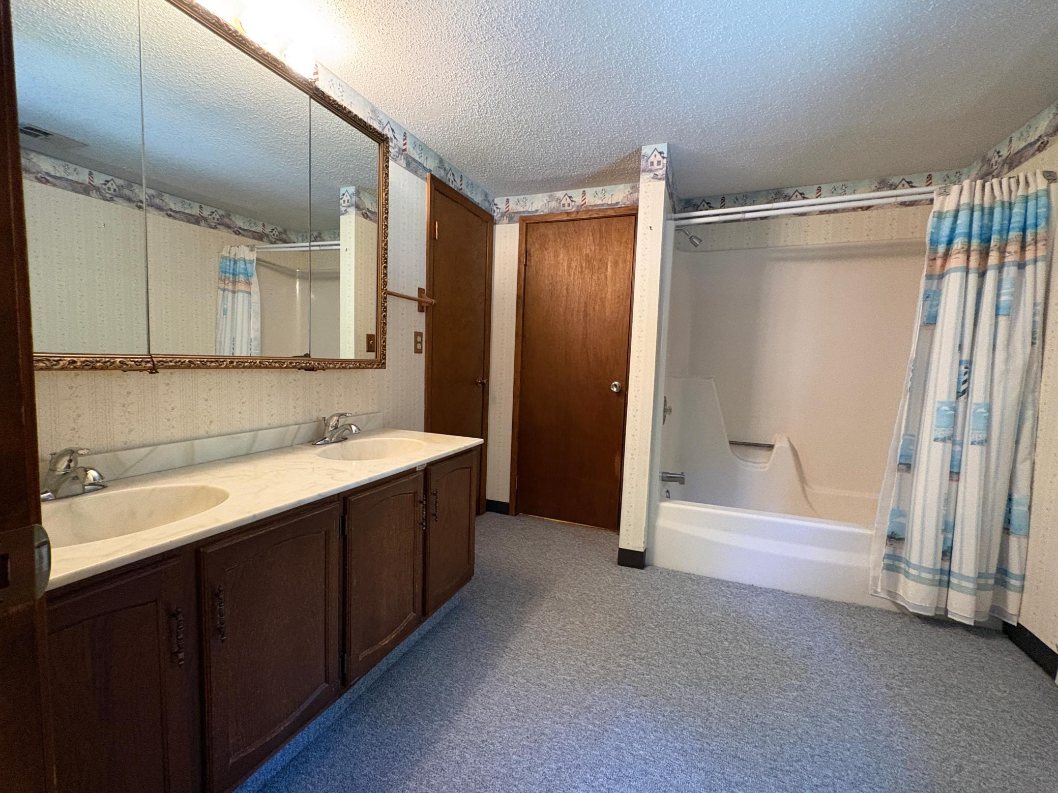 Full Main Bath.JPG