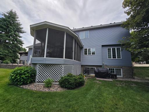 Unique and irregular deck off just off the kitchen and sunken family room for entertaining convenience