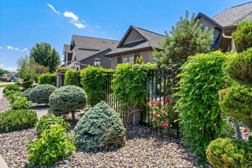 Creating a distinctive landscaping that evokes the beauty and hospitality of Louisiana. New Orleans style Courtyard 2000 Series Commercial fencing and gate with 1-1/2 aluminum rails and 1â pickets
