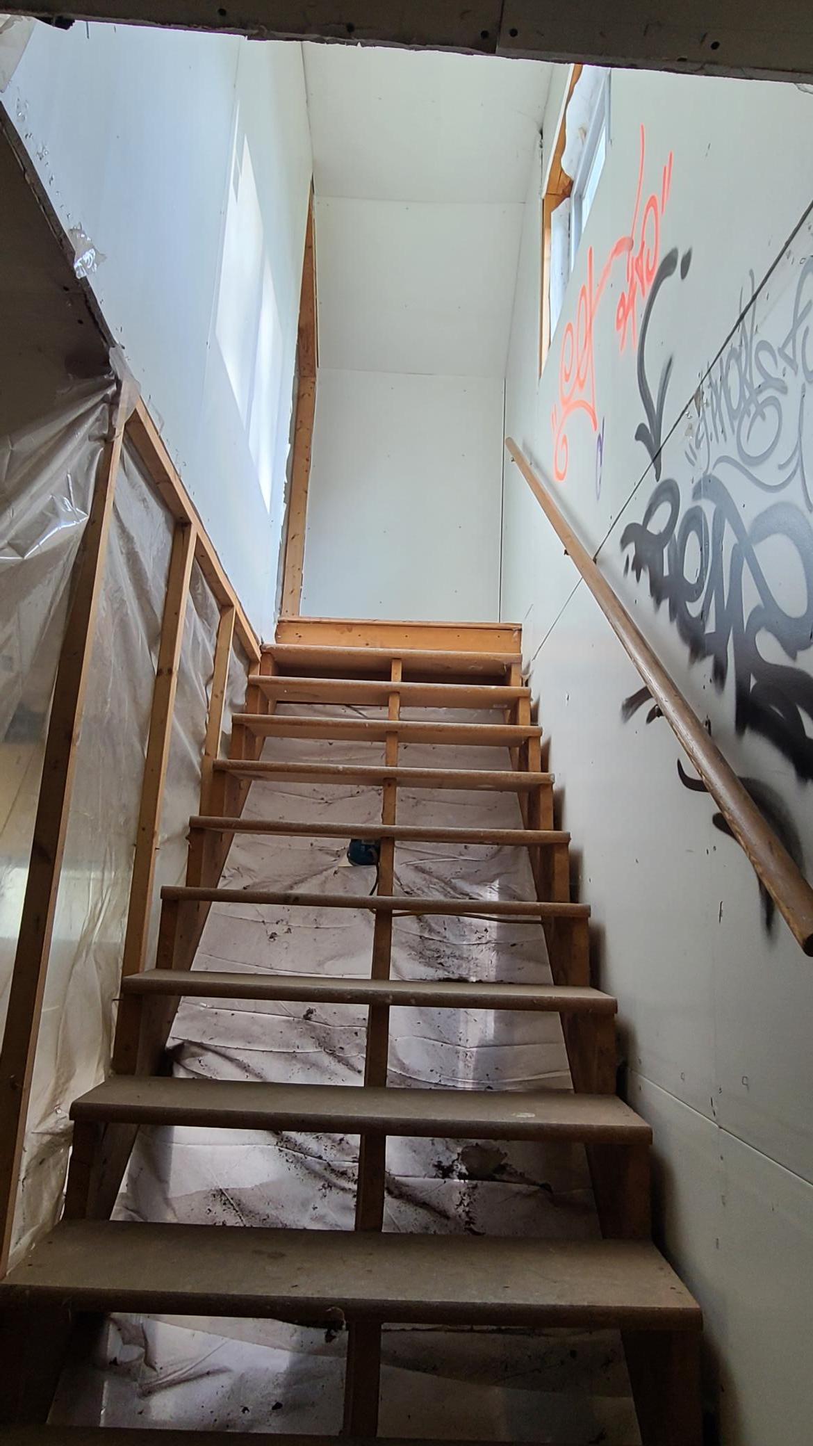 Garage stairs.jpg