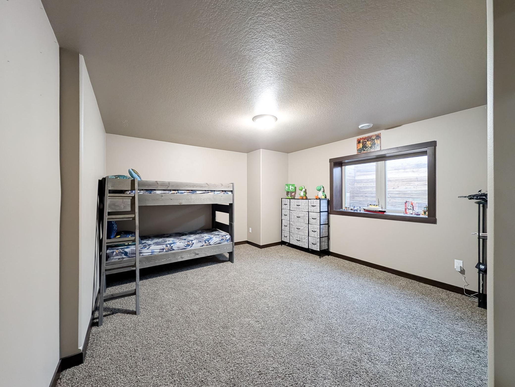 L2P056-182435442.jpg