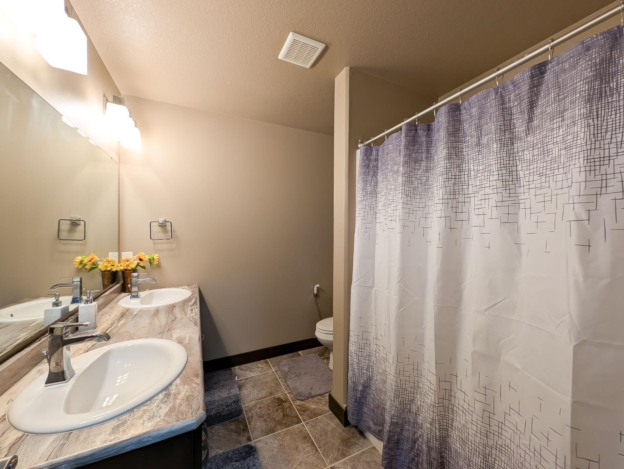 L2P064-182952351.jpg