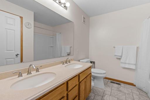 Upper level full primary bathroom