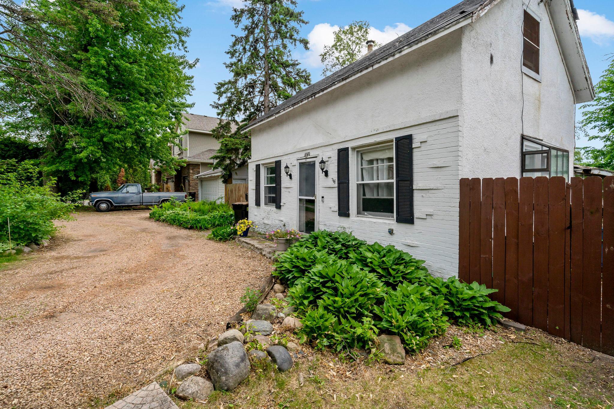 7-web-or-mls-5801 Interlachen Blvd Minneapolis MN_0008.jpg