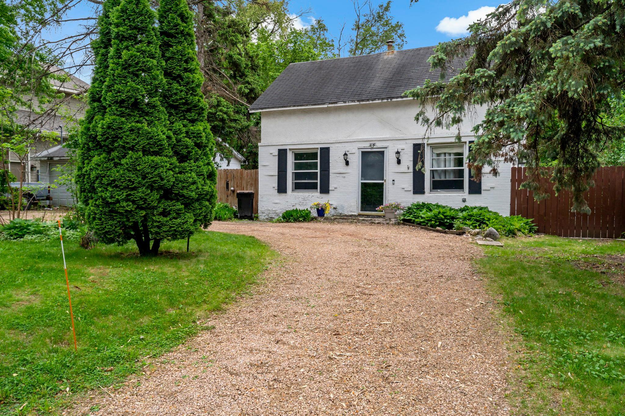4-web-or-mls-5801 Interlachen Blvd Minneapolis MN_0005.jpg