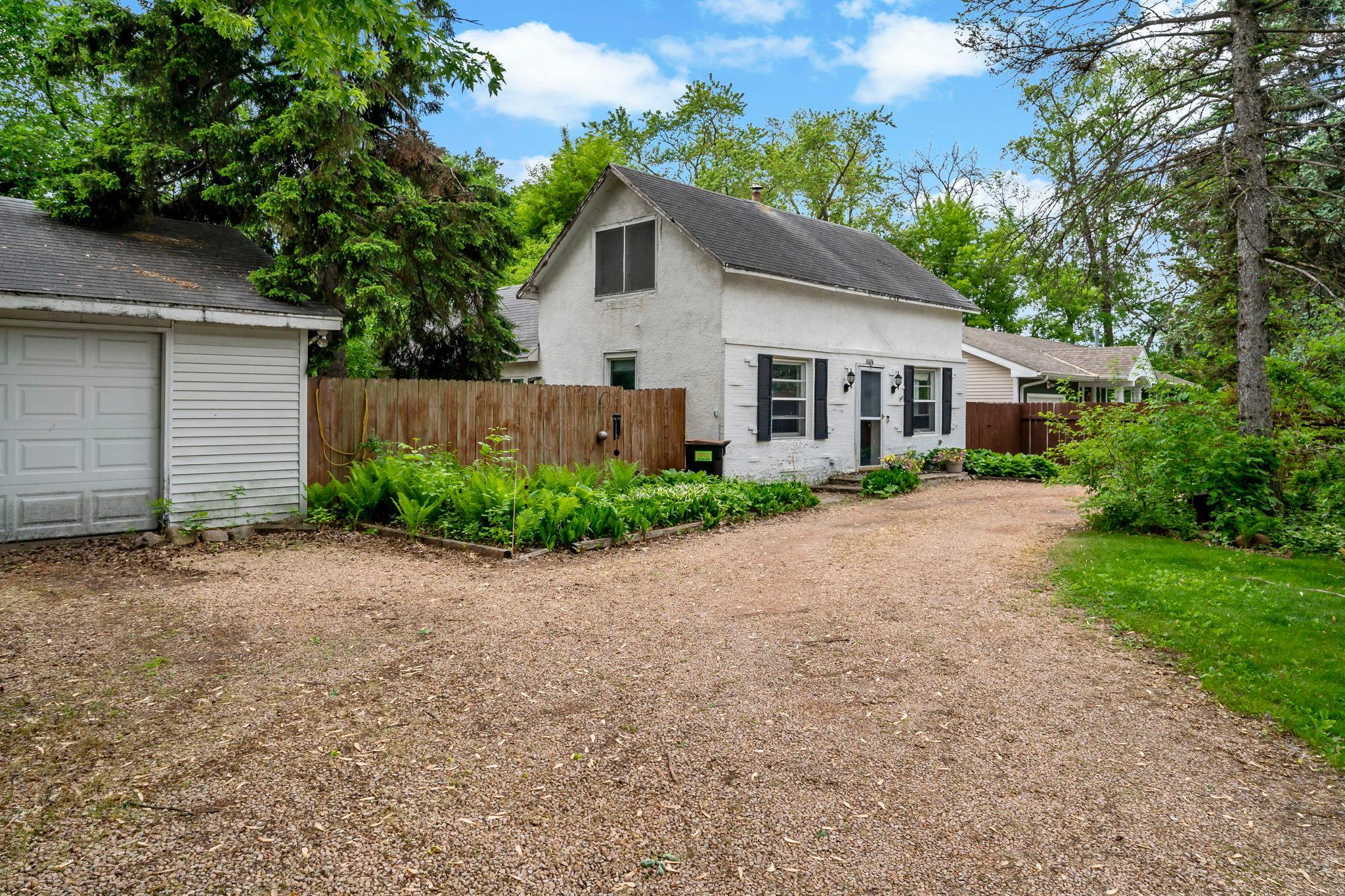 5-web-or-mls-5801 Interlachen Blvd Minneapolis MN_0006.jpg