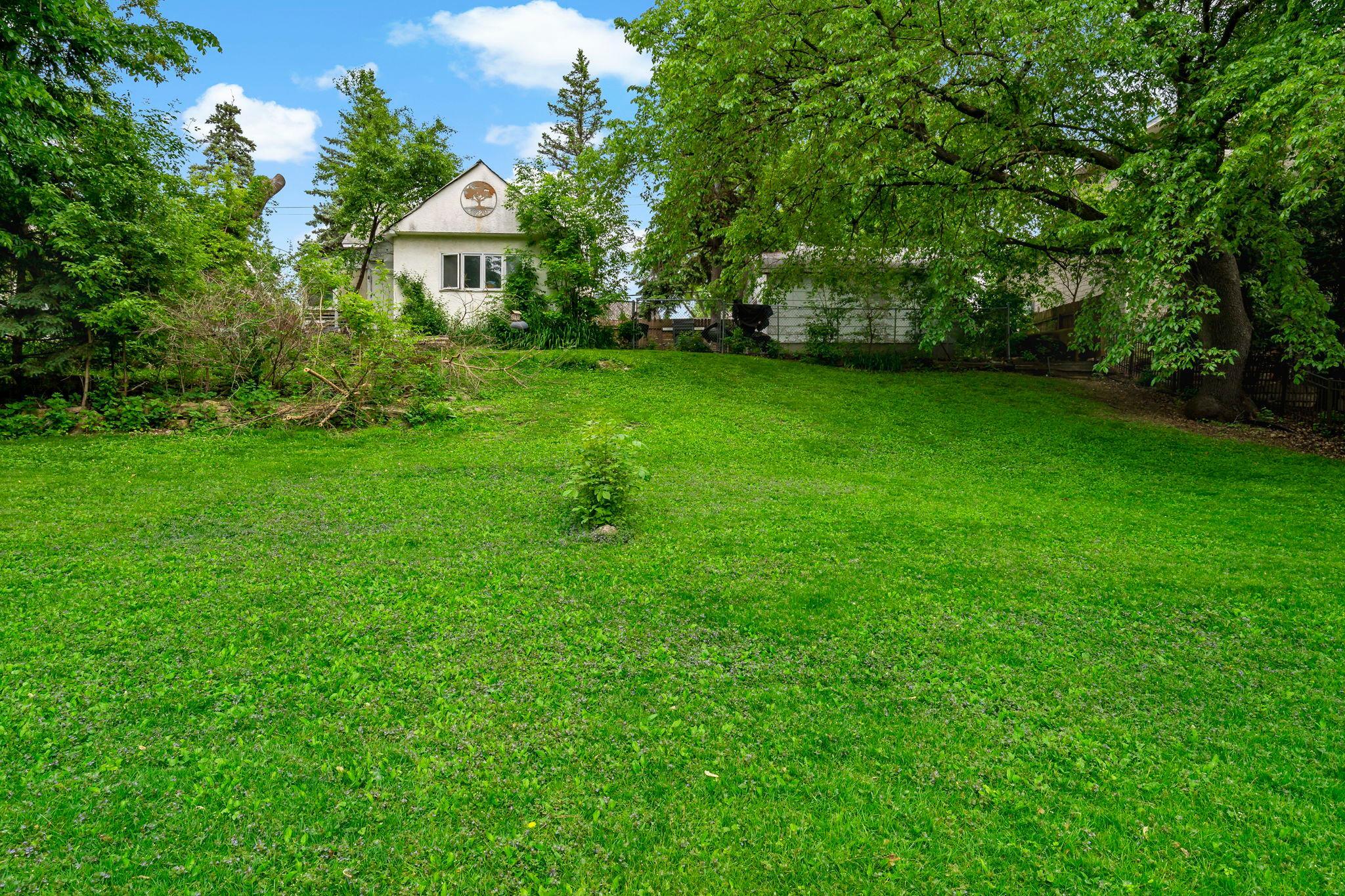 11-web-or-mls-5801 Interlachen Blvd Minneapolis MN_0012.jpg