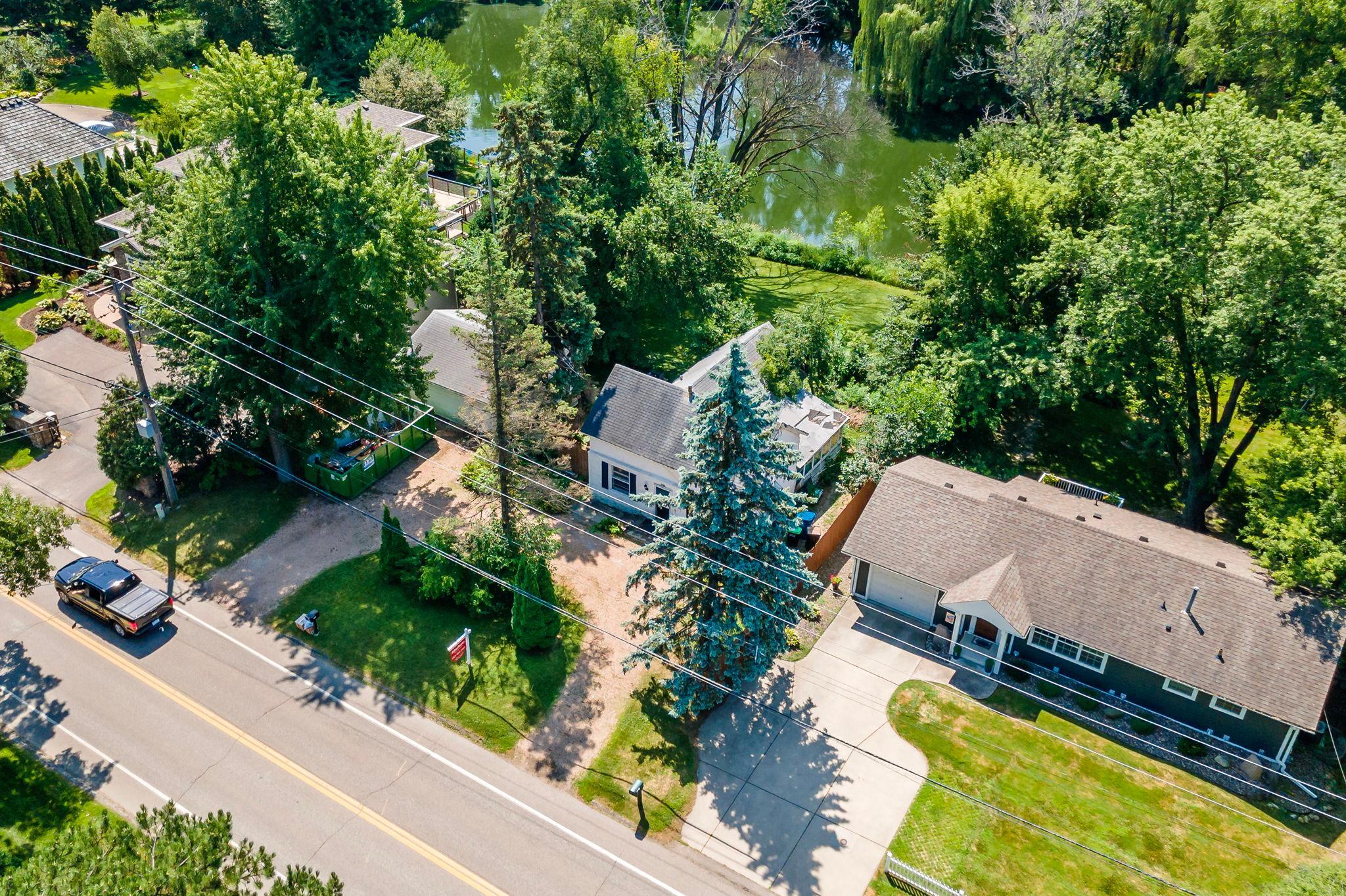 8-web-or-mls-5801 Interlachen Blvd Minneapolis MN_0017.jpg