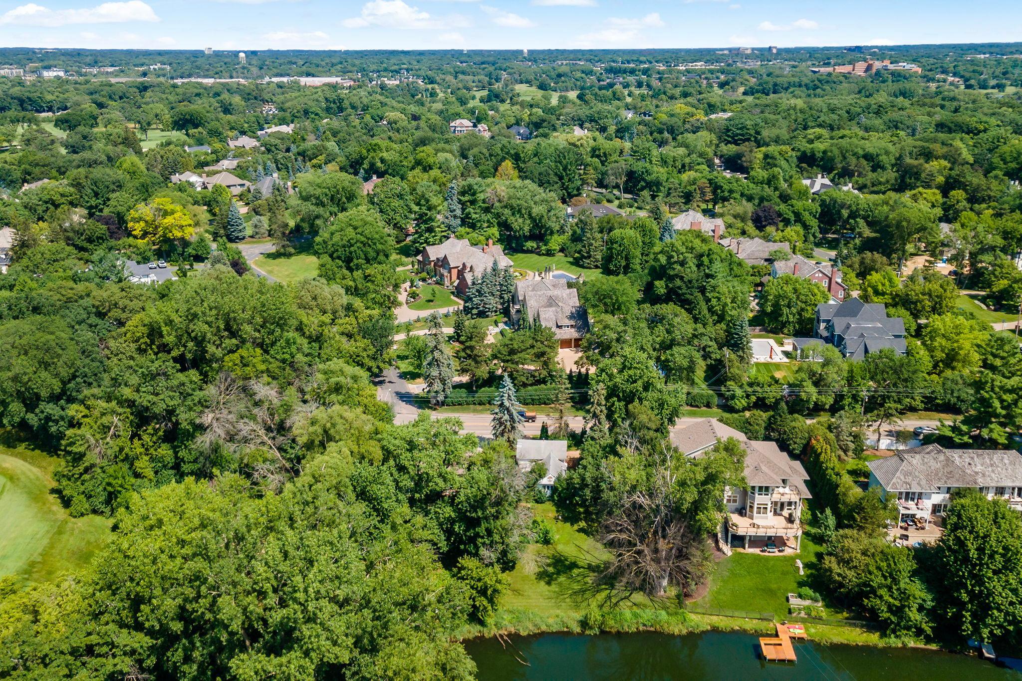 35-web-or-mls-5801 Interlachen Blvd Minneapolis MN_0013.jpg