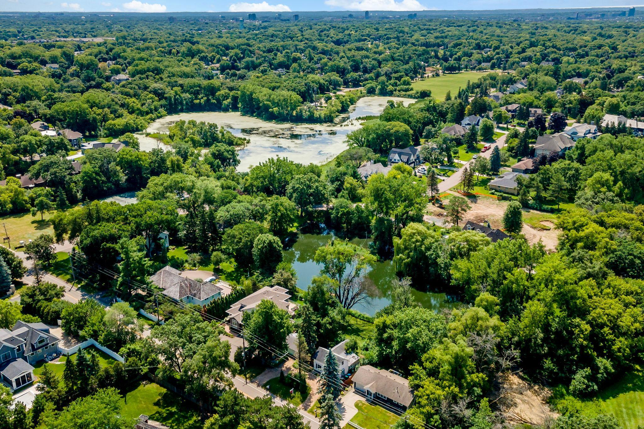 33-web-or-mls-5801 Interlachen Blvd Minneapolis MN_0011.jpg