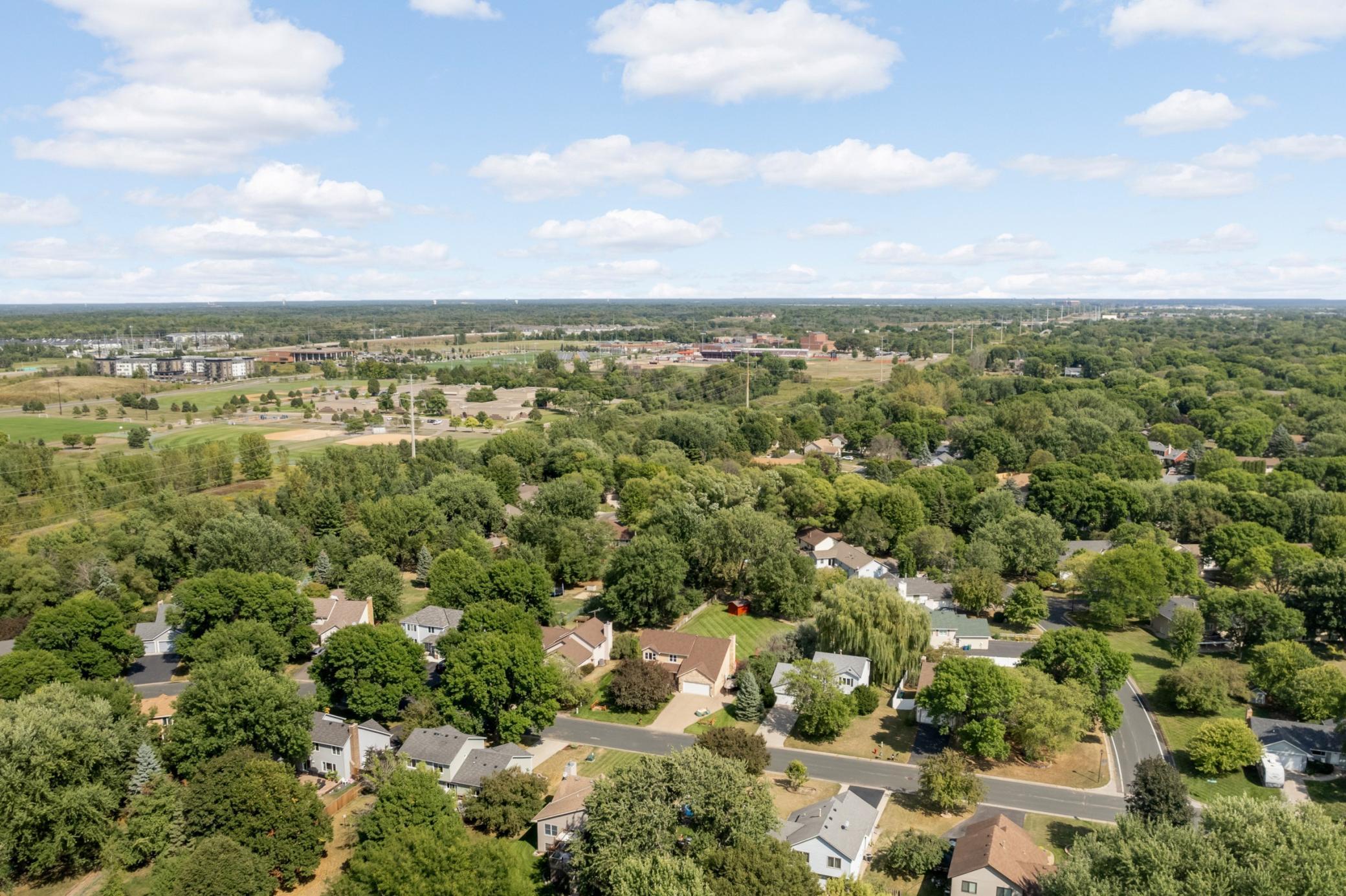 Home w/in walking distance to Fernbrook Elementary and Maple Grove High School.