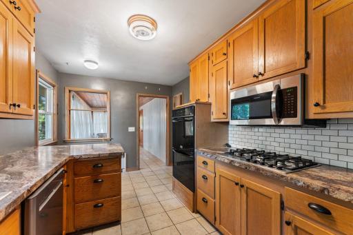 Double oven, great for family get togethers when you have to prepare the holiday feast!