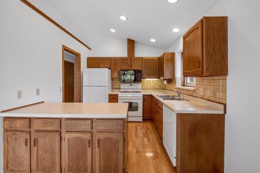 Kitchen with hwd floor and lots of cabinets