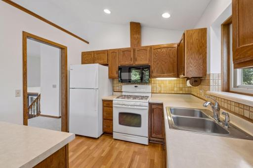 Kitchen with hwd floor and lots of cabinets