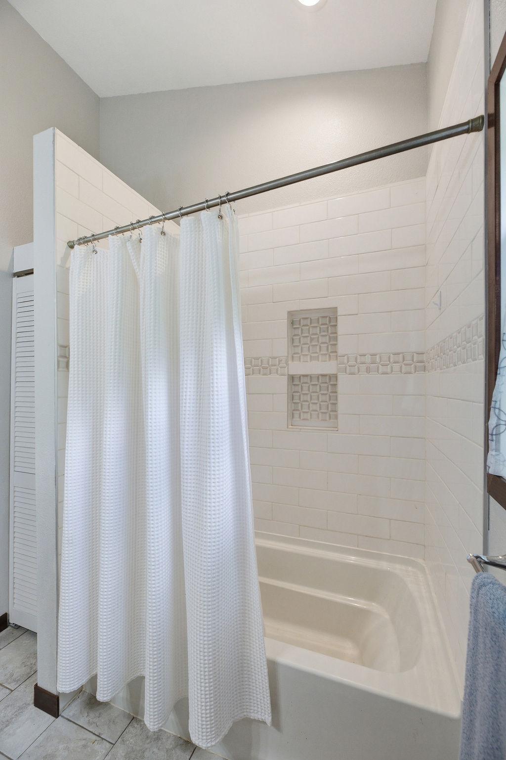 Tile surround bath/shower, plenty of storage, linen cabinet