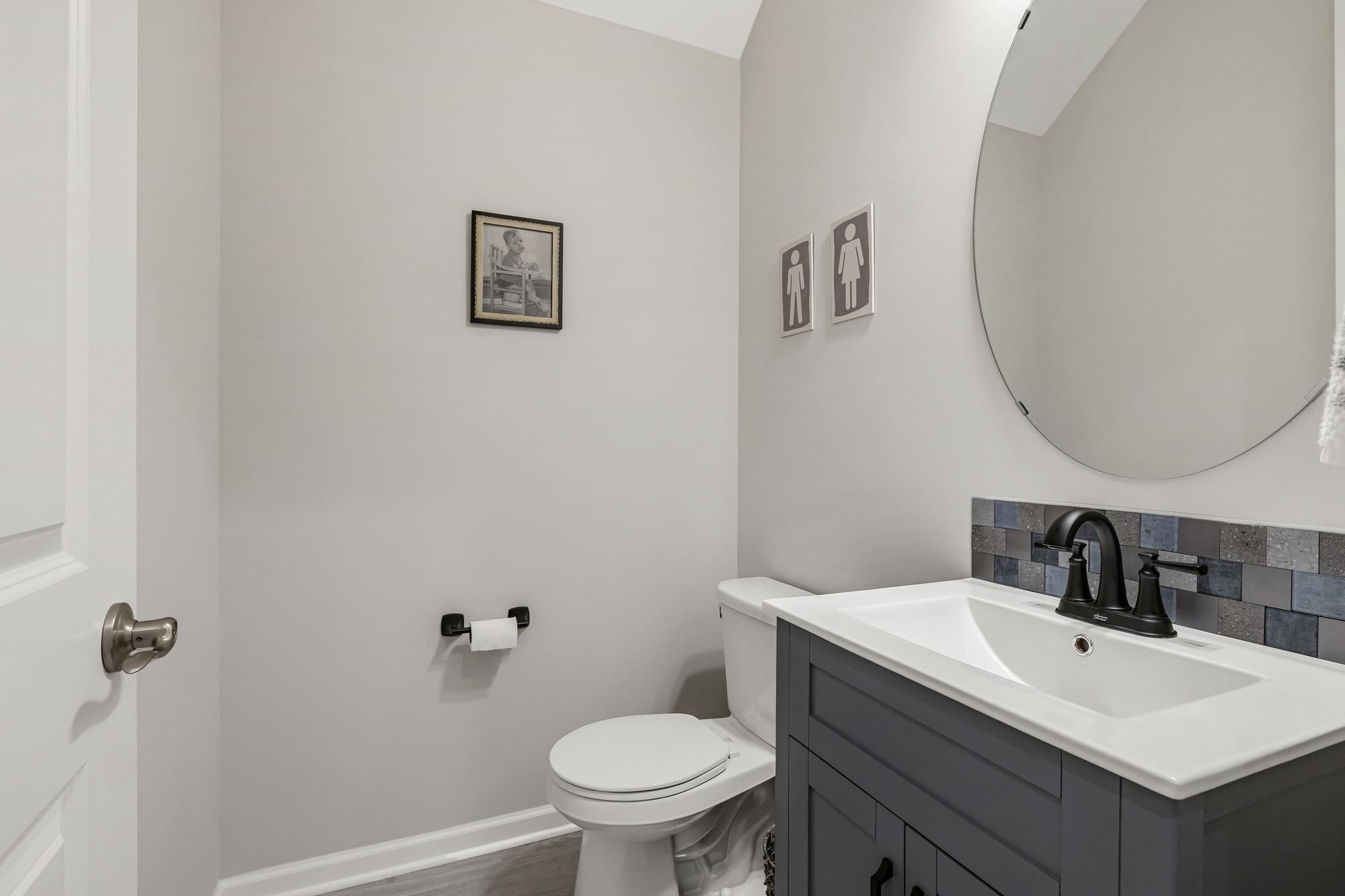 Main level 1/2 bath
