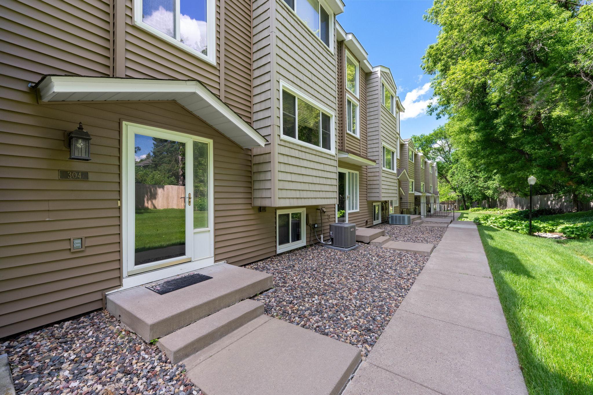304 Pondridge Circle, Wayzata, MN 55391