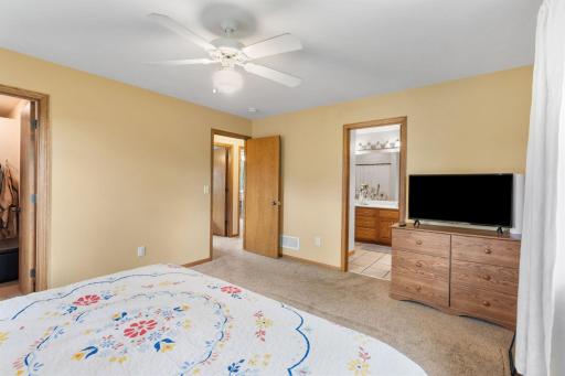 50-web-or-mls-503 Chalupsky Ave NE-50.jpg