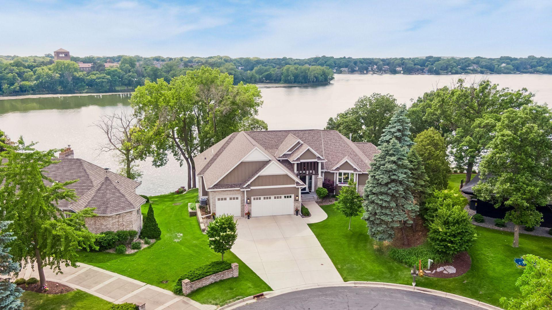 Lakeshore living at it's finest!