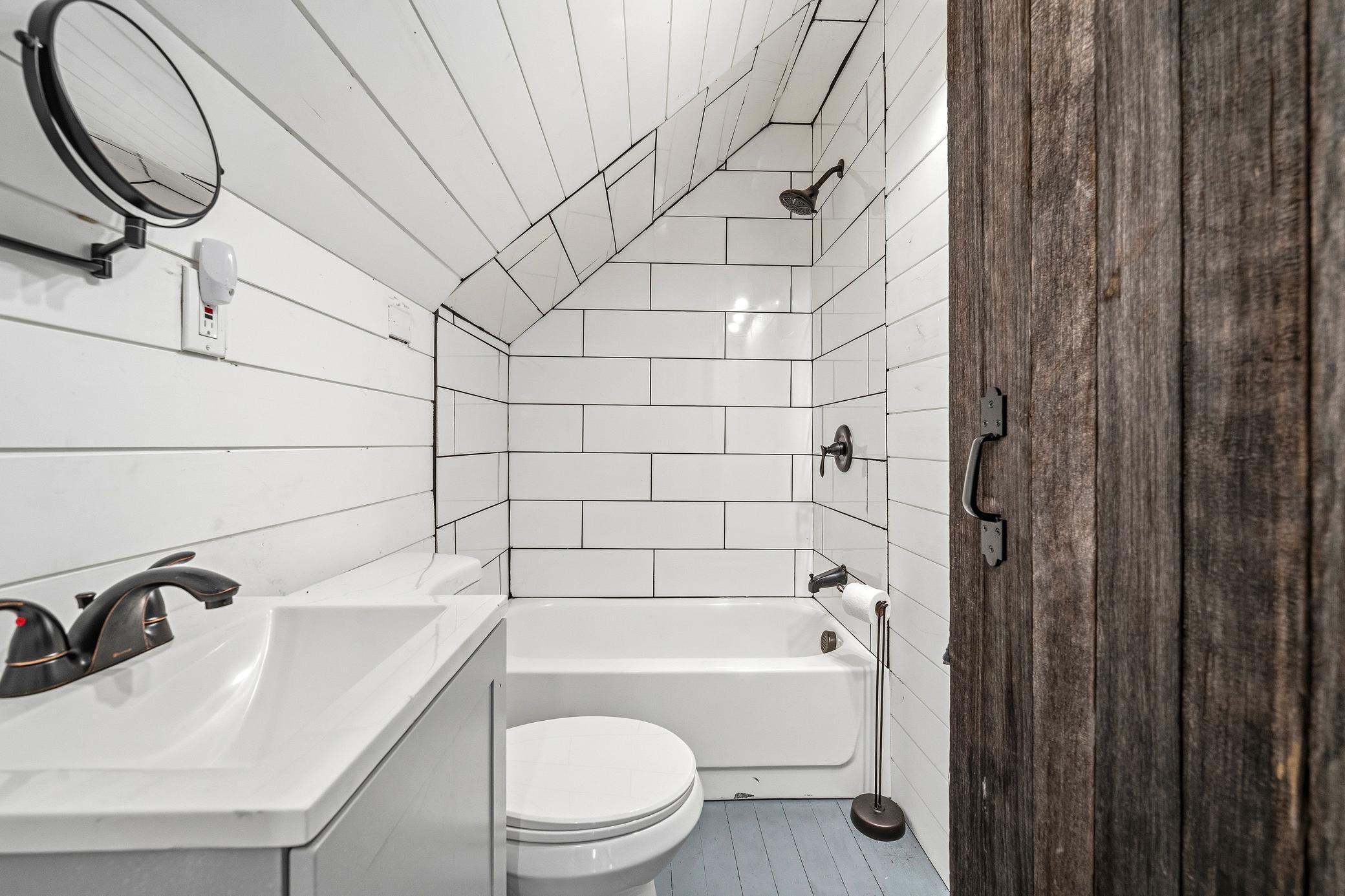 Upper level full bath