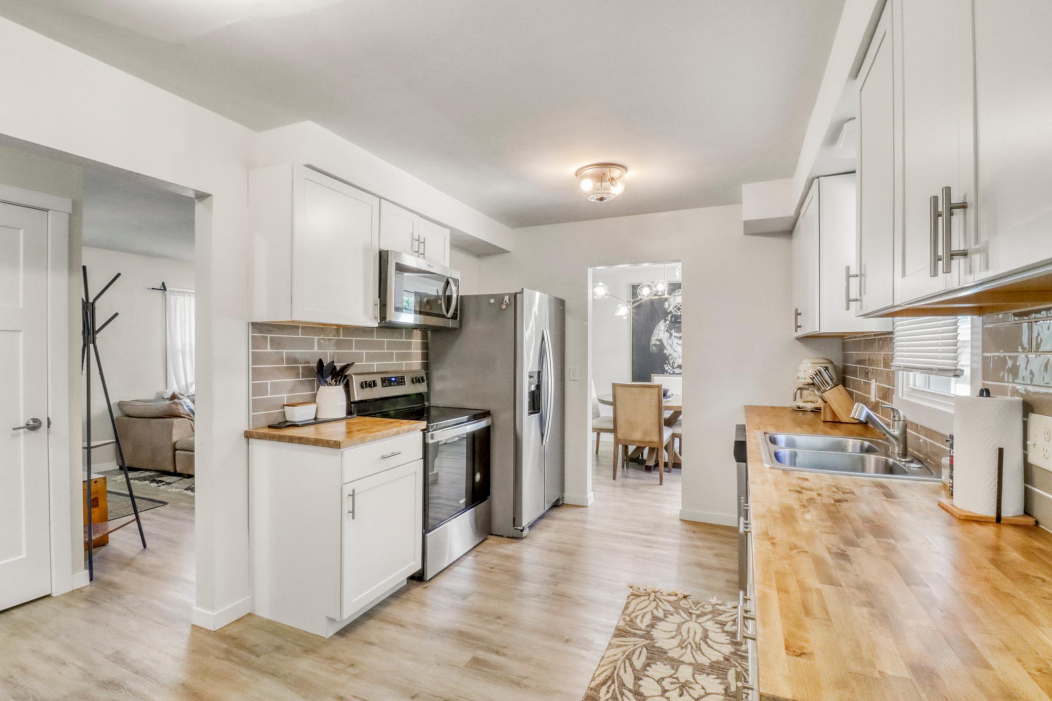 Kitchen1_1.JPG