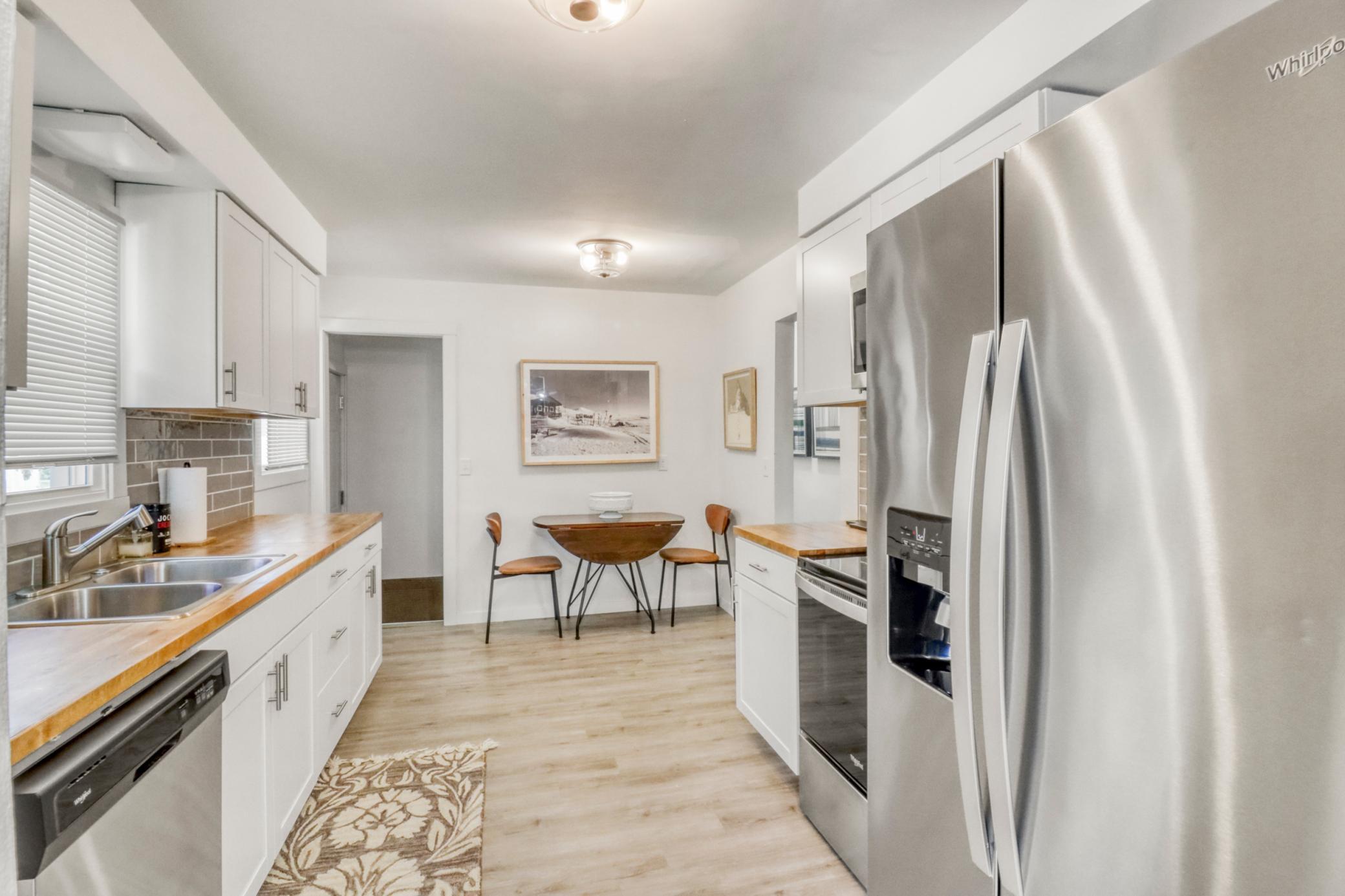 Kitchen1_2.JPG