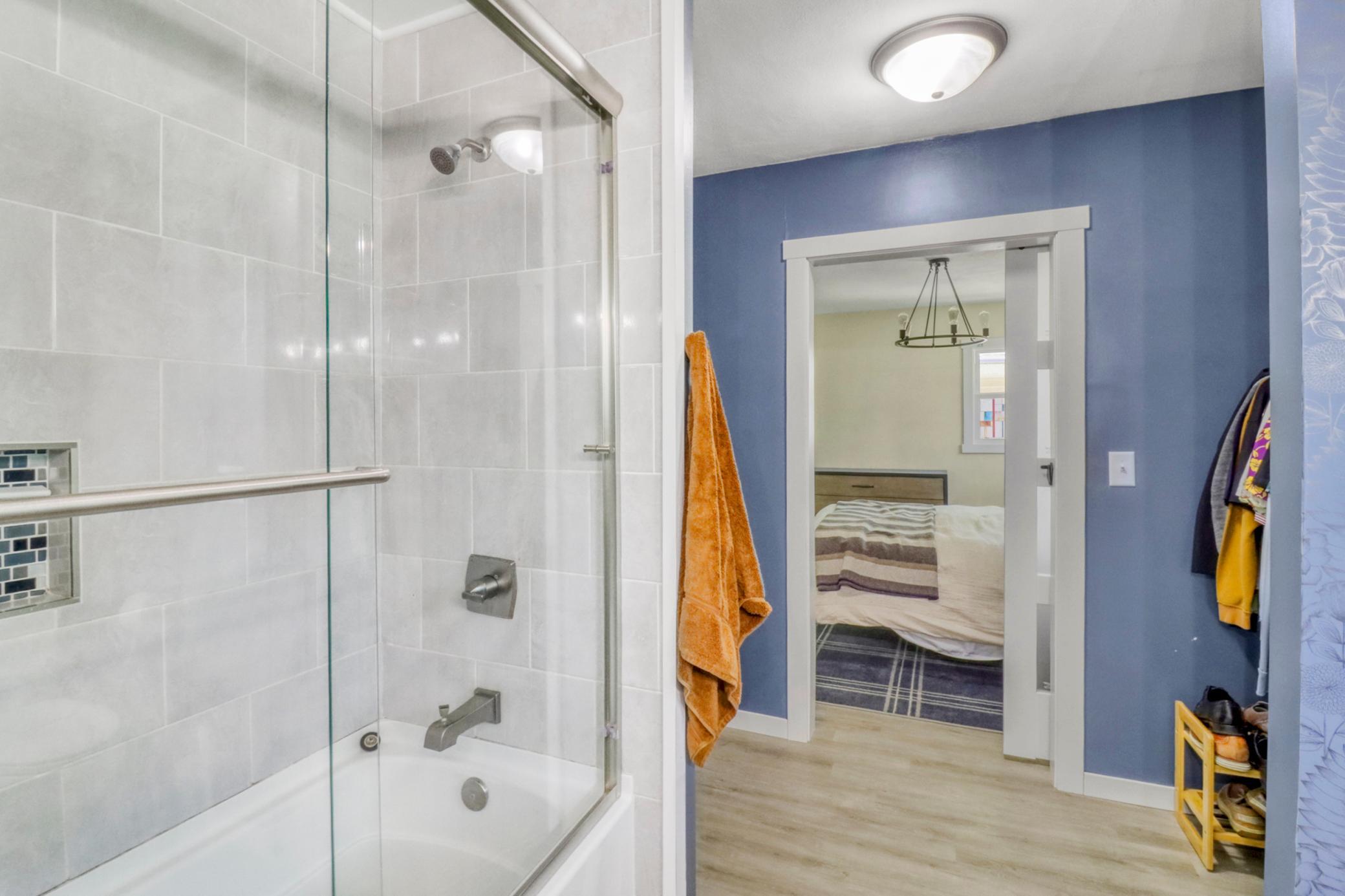 Primary Bathroom1_3.JPG