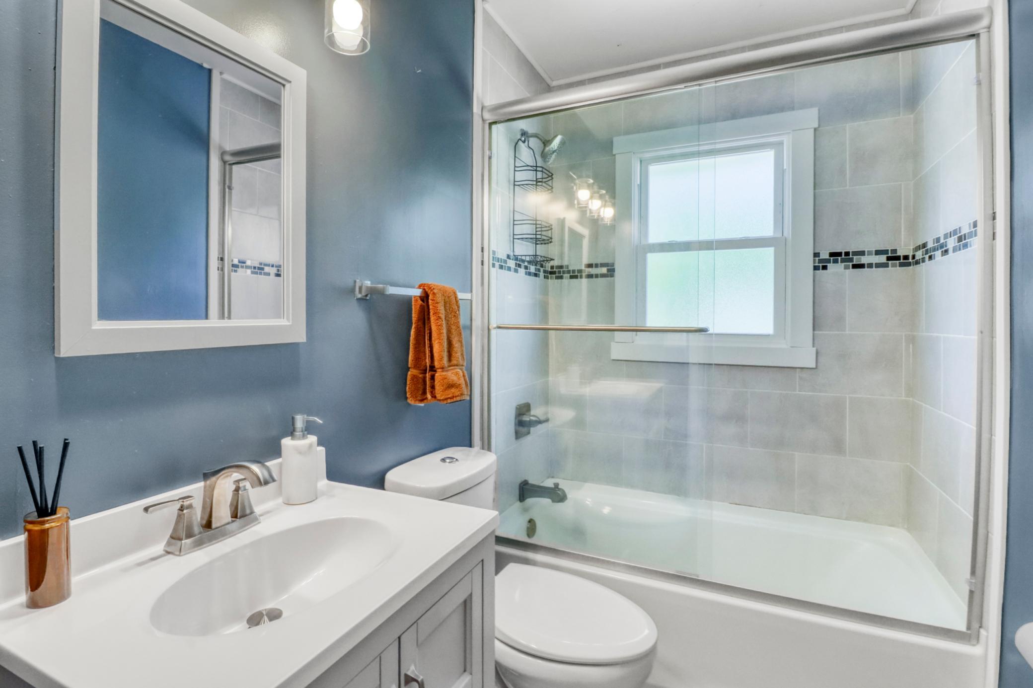 2nd bathroom.JPG